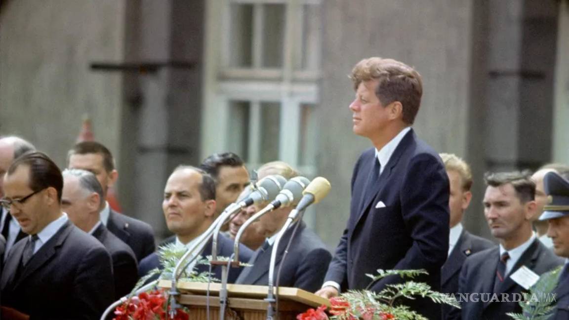 $!Foto del 26 de junio de 1963 del presidente John F. Kennedy mientras pronuncia su famoso discurso delante del ayuntamiento de Schöneberg, en Berlín (Alemania).