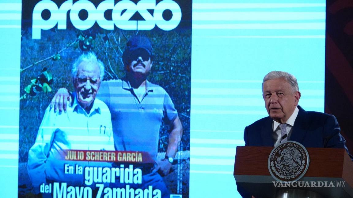 $!AMLO muestra el artículo sobre la entrevista al Mayo Zambada escrito por el entonces periodista Julio Scherer García.