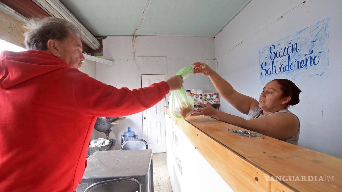 $!Karla García, migrante de origen salvadoreño atiende un negocio de comida este martes en Ciudad Juárez, Chihuahua (México).