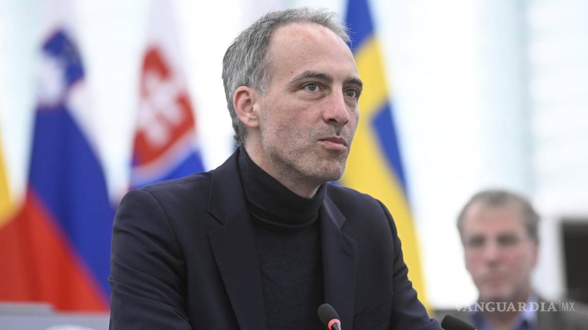 $!“Devuelvan la Estatua de la Libertad”, dijo Glucksmann el domingo a los seguidores de su partido Public Place