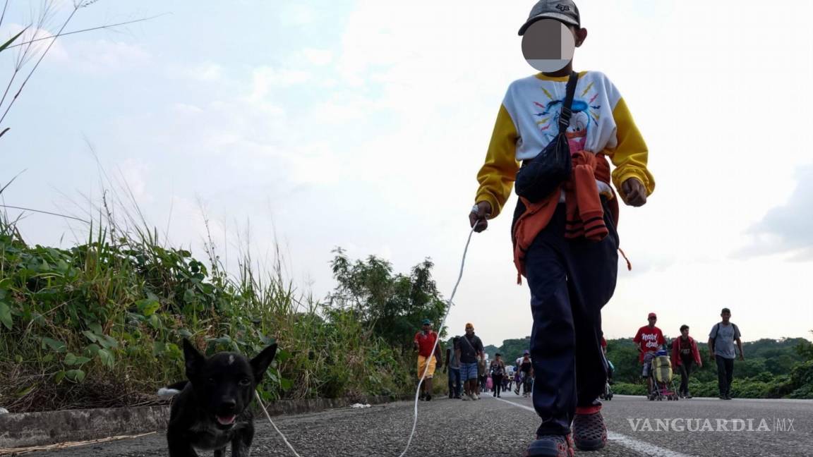 $!Un niño migrante camina junto con un cachorro que se unió al contingente en el poblado de Nuevo Morelos, Veracruz.