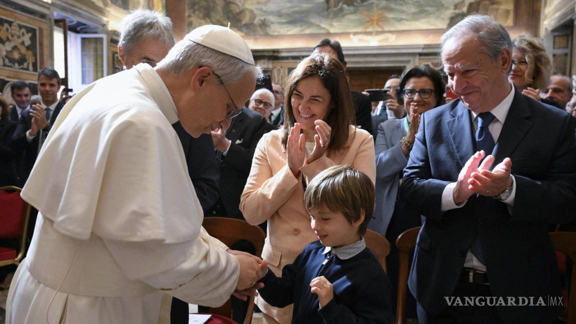 $!El Papa León XIV saluda a un niño durante una audiencia con miembros de la Fundación ‘Centesimus Annus Pro Pontifice’ en la Ciudad del Vaticano.
