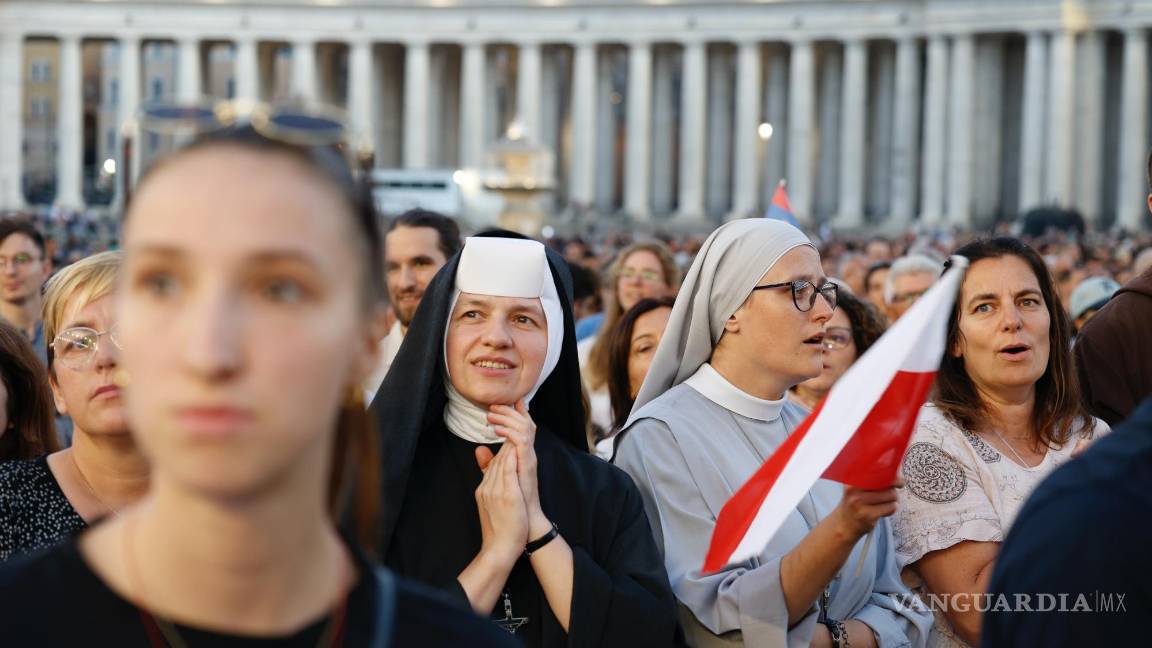 $!Fieles y monjas participan en “Juntos”, una vigilia de oración con el Papa Francisco y los líderes de la Iglesia para el Sínodo de los Obispos.