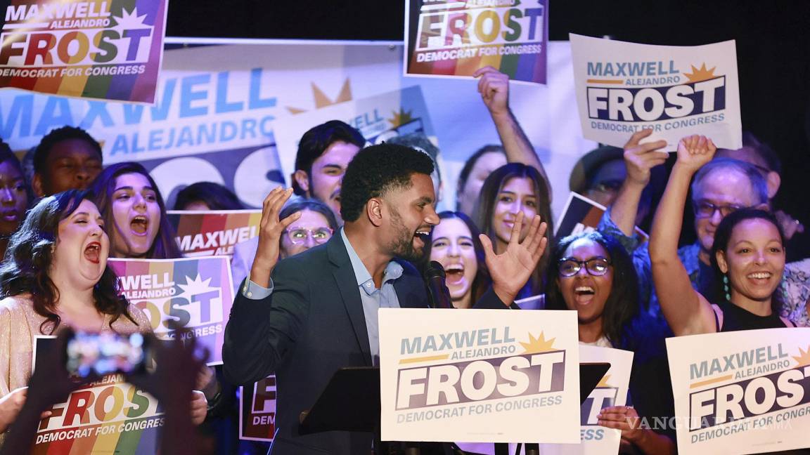 $!El demócrata Maxwell Frost habla mientras celebra su triunfo con simpatizantes durante una fiesta de la victoria en Orlando, Florida.