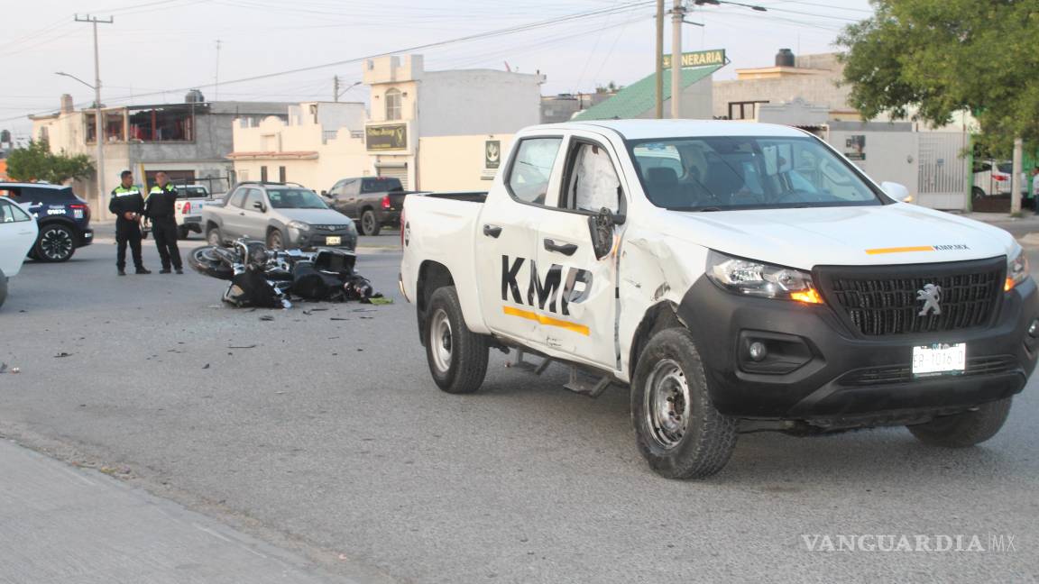 Conductora se retorna y tira a un motociclista, en Saltillo