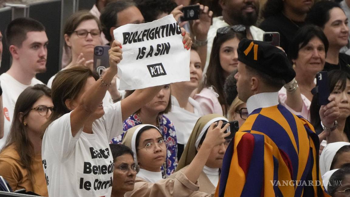 $!Una mujer sostiene un cartel que dice “La tauromaquia es pecado” durante la audiencia general semanal del Papa Francisco en el Aula Pablo VI del Vaticano.