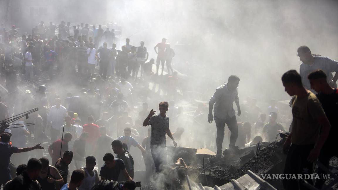 $!Palestinos inspeccionan los escombros de viviendas destruidas tras ataques aéreos israelíes sobre la localidad Jan Yunis, en el sur de la Franja de Gaza.