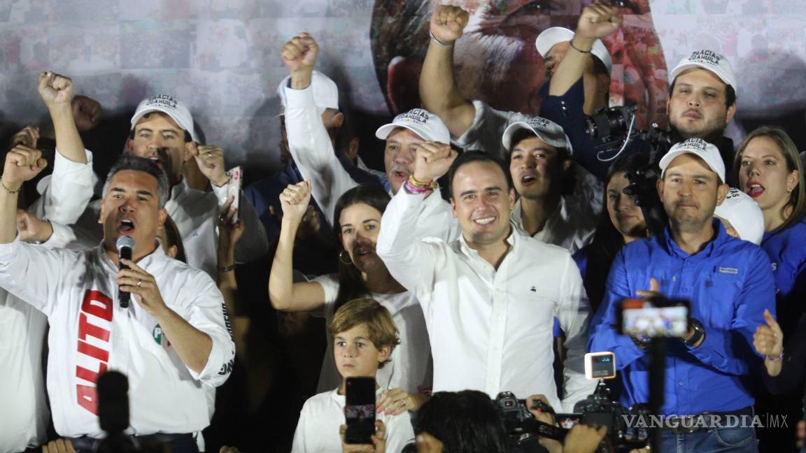 $!Manolo Jiménez, candidato a la gubernatura de Coahuila por el PRI-PAN-PRD, festejo su virtual triunfo en las elecciones.