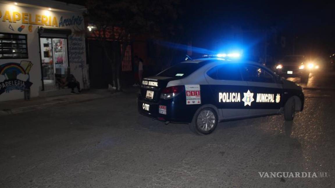 $!Amigos y familiares de la víctima fueron desalojados mientras los peritos realizaban las diligencias.