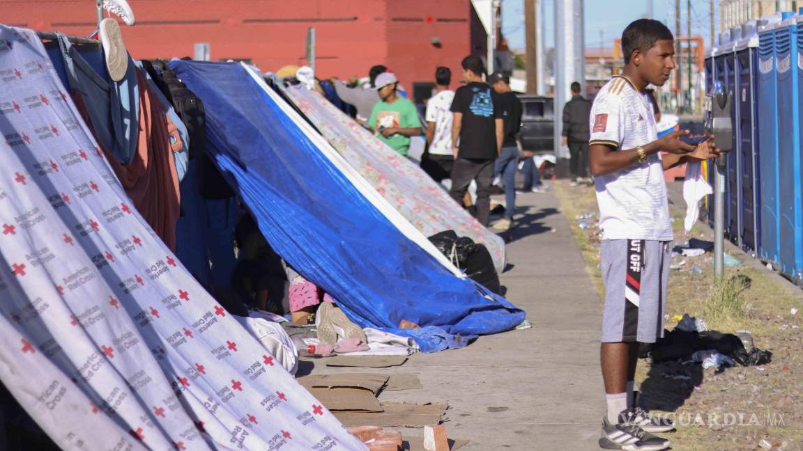 $!Migrantes acampan el lunes 8 de mayo de 2023 en las afueras de la Iglesia de Sagrado Corazón de Jesús, en El Paso.