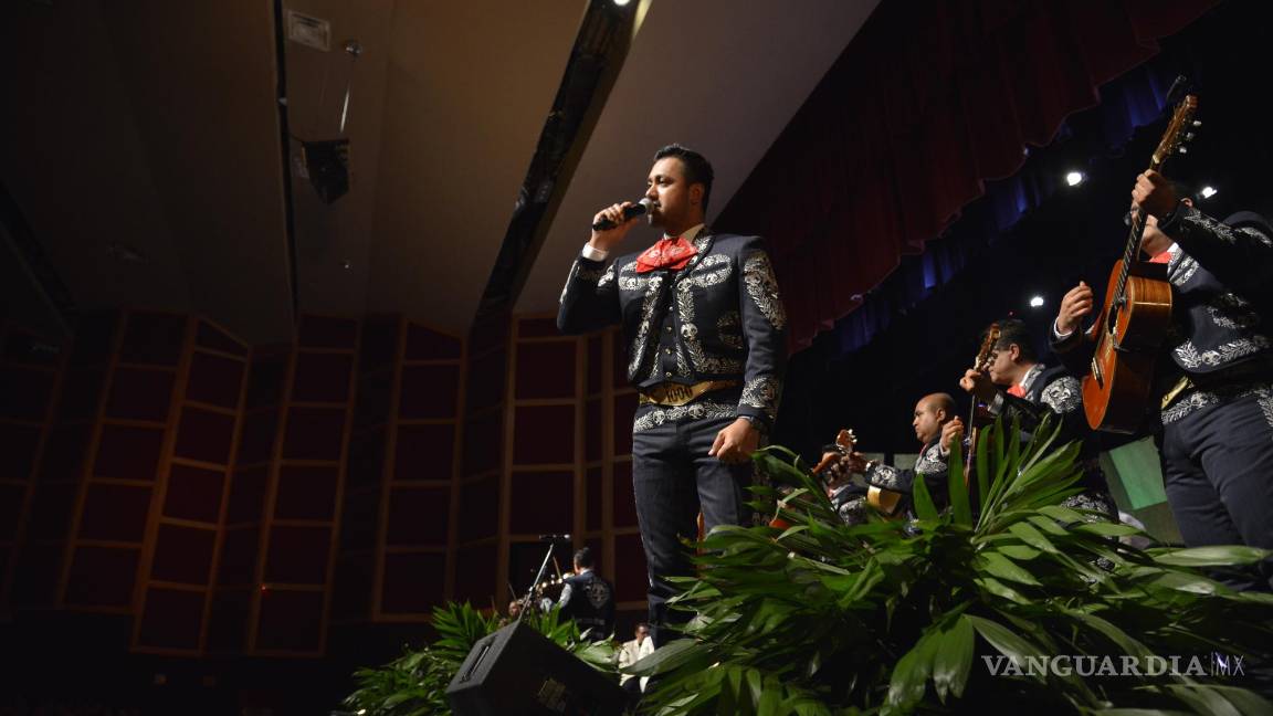 $!El Mariachi Gama 1000 también interpretó por su cuenta grandes joyas de la música mexicana.