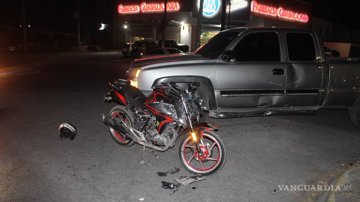 Le cierra el paso a motociclista y lo derriba en Saltillo; resulta lesionado