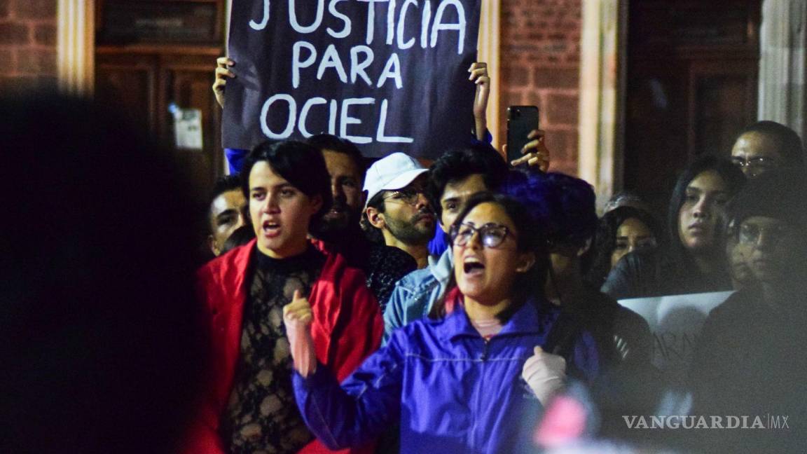 $!Cientos de personas se concentraron frente al Palacio de Gobierno de Aguascalientes para exigir justicia por el asesinato de Jesús Ociel Baena Saucedo.