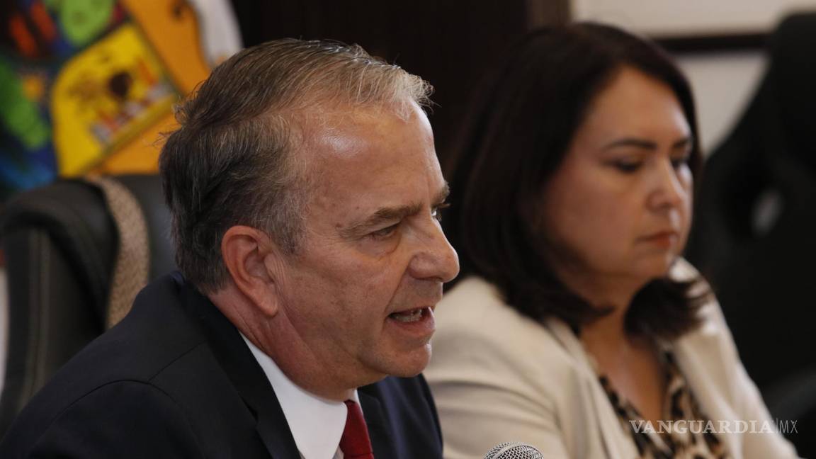 $!De acuerdo con el titular de la Sedu en Coahuila, Francisco Saracho Navarro, en Coahuila se continúa a la espera de las resoluciones para conocer si se repartirán o no los libros de texto.