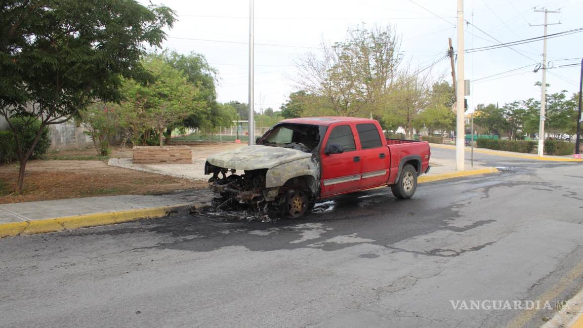 Saltillo: arde en llamas camioneta por falla eléctrica
