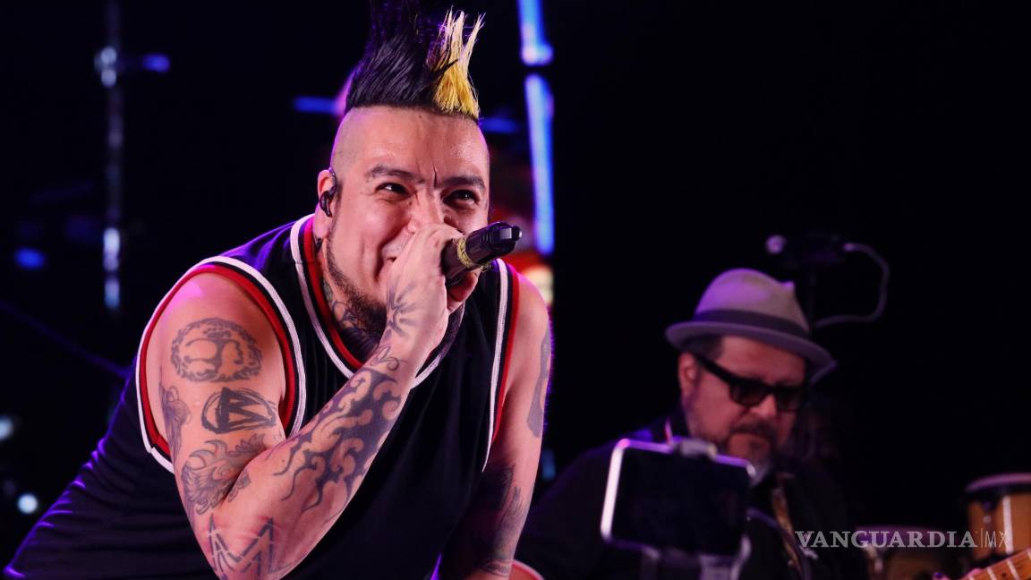 $!Cano Hernández, vocalista de la banda, cautivó al público con su potente voz y su destreza musical en la Feria Saltillo 2024.