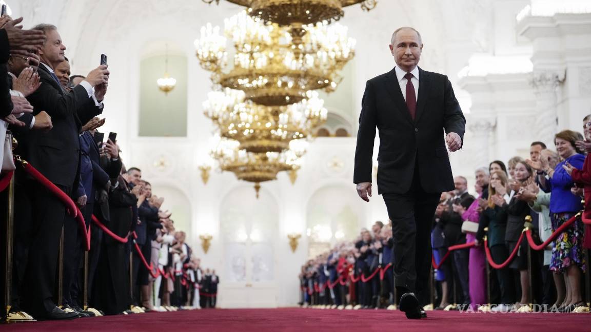 $!Vladimir Putin camina para prestar juramento como presidente ruso durante la ceremonia de inauguración en el Gran Palacio del Kremlin en Moscú, Rusia