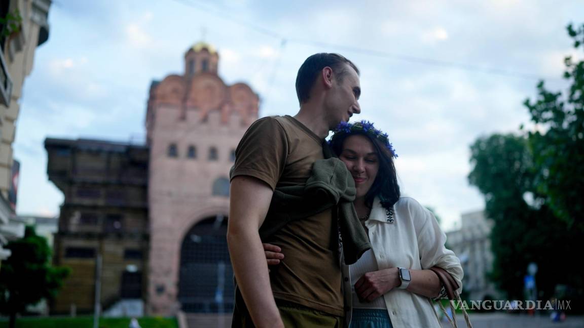 $!Los cómicos de stand-up Serhiy Lipko y Anastasia Zukhvala se abrazan el día de su boda en Kiev, Ucrania.