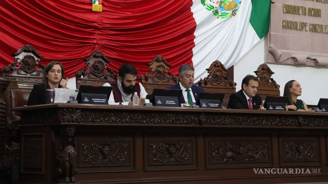 $!A la izquierda está Beatriz Fraustro, quien recibió apoyo del pleno en su propuesta.