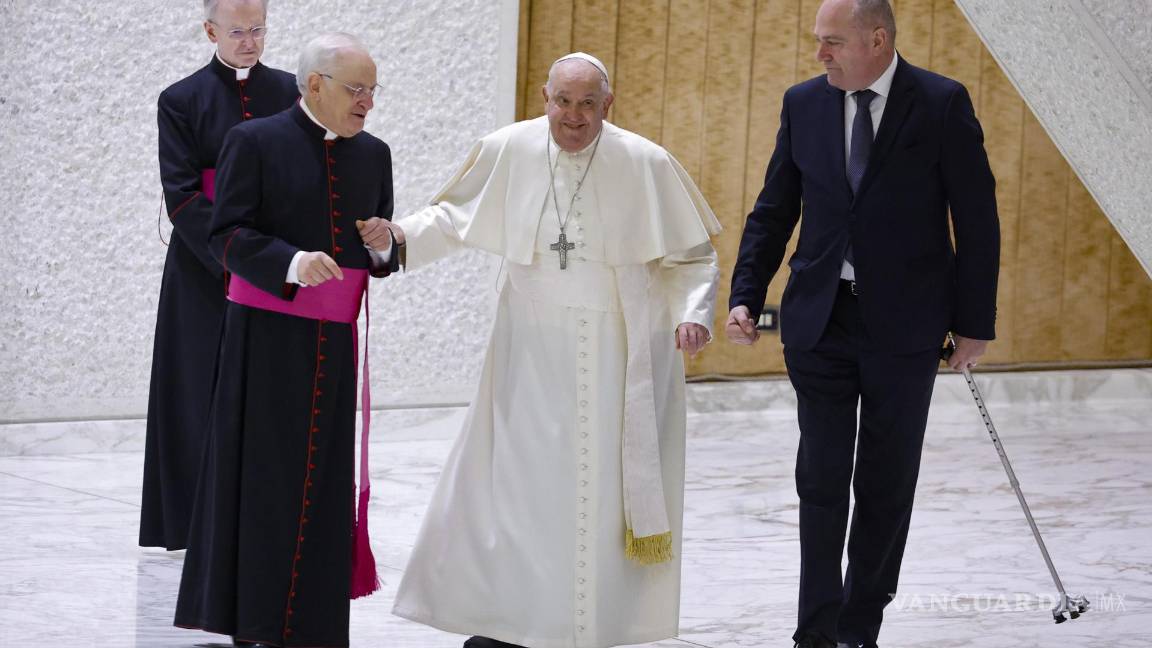 $!El Papa Francisco es ayudado tras romperse su bastón a asistir a la Audiencia Jubilar en el Aula Pablo VI, en la Ciudad del Vaticano.