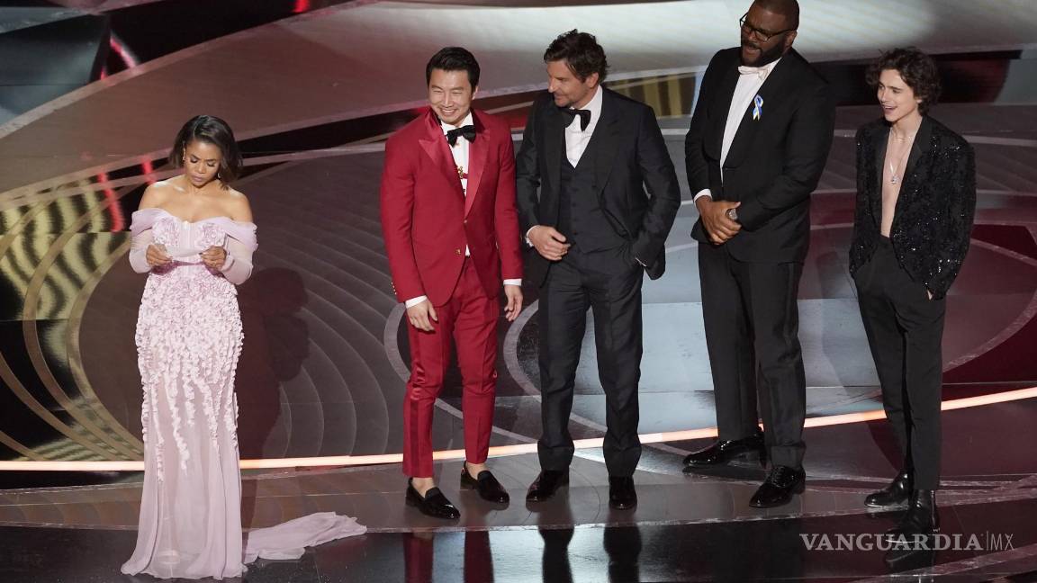 Oscar 2022: Regina Hall se pone a acosar actores sobre el escenario y las redes explotan