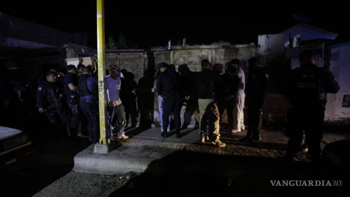 $!Durante la riña viviendas resultaron dañadas y 14 personas fueron detenidas, entre ellas una mujer.