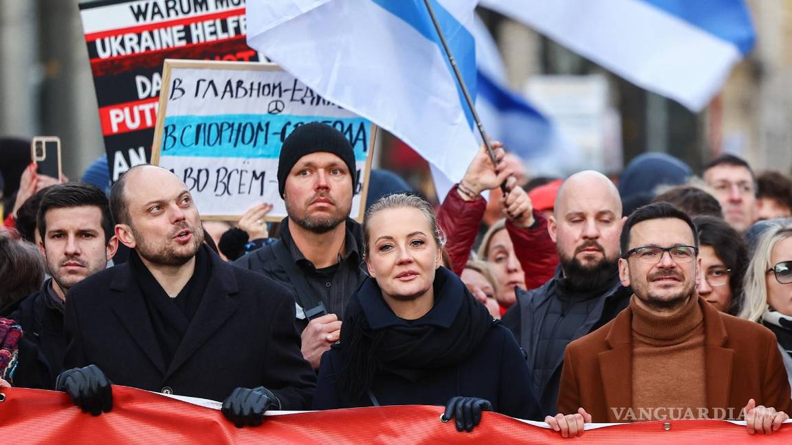 $!Críticos del Kremlin y políticos de la oposición rusa Ilya Yashin (d), Vladimir Kara-Murza (i) y Yulia Navalnaya (c) protestan contra la guerra en Ucrania en Berlín.