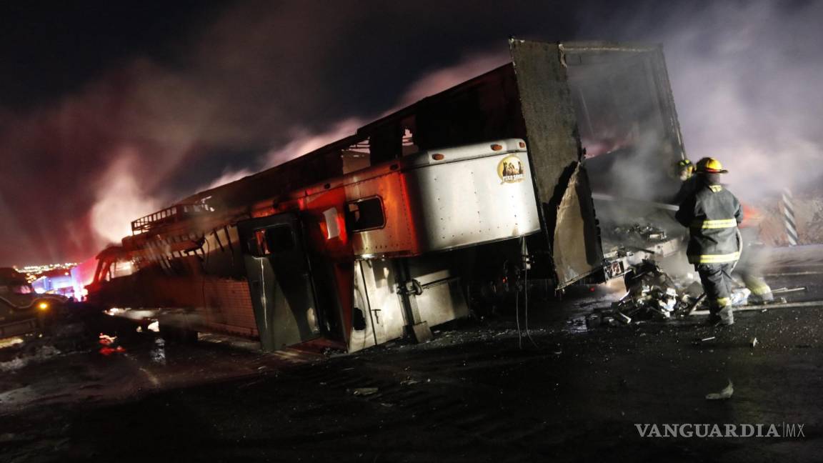 Se detiene el tráfico tras aparatoso choque e incendio en tramo Monterrey-Torreón