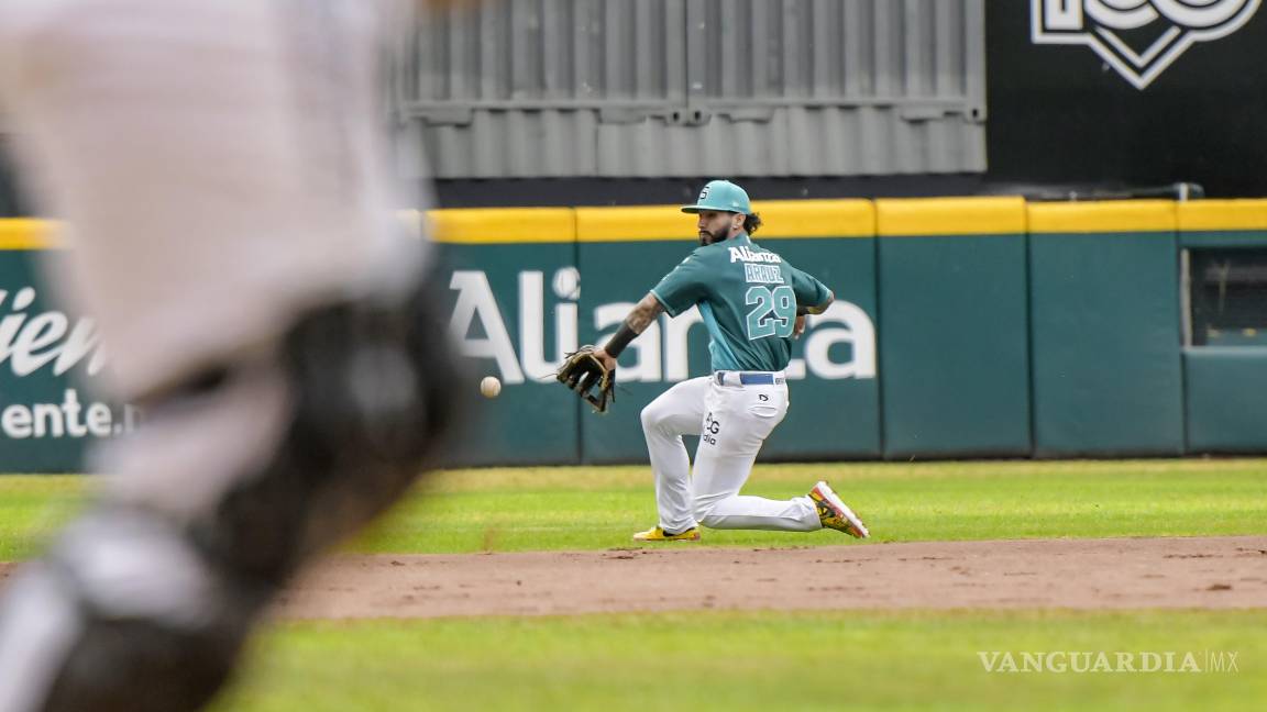 $!El pitcheo y la defensa de Saraperos se combinaron para frenar a los Pericos.