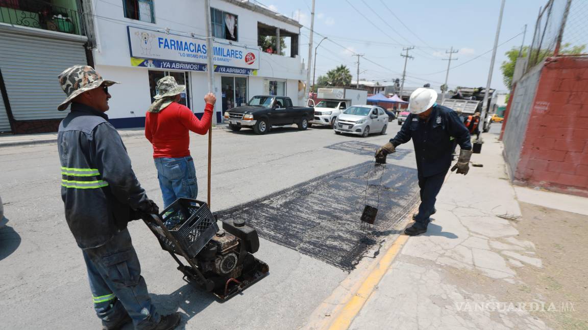 $!Personal de Infraestructura y Obra Pública atendió reportes ciudadanos mediante el programa “Aquí Andamos”, con labores en diversas colonias.
