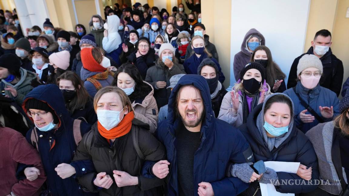 $!Los manifestantes se paran juntos, tomados de la mano, en una manifestación en San Petersburgo, Rusia, el domingo 27 de febrero de 2022.