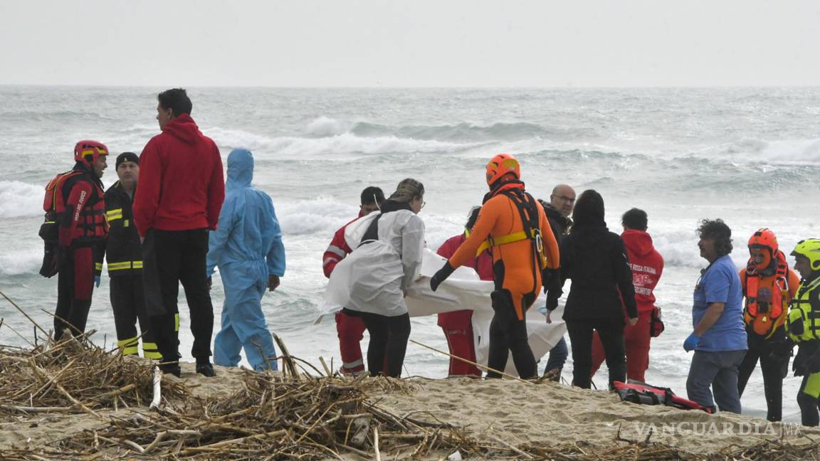 Fallecen 43 migrantes tras naufragio de bote en Italia
