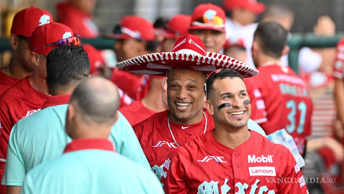 $!Robinson Canó, jugador estrella de los Diablos Rojos, celebra su destacada actuación con un jonrón crucial que impulsó la victoria sobre los Yankees en la Ciudad de México.