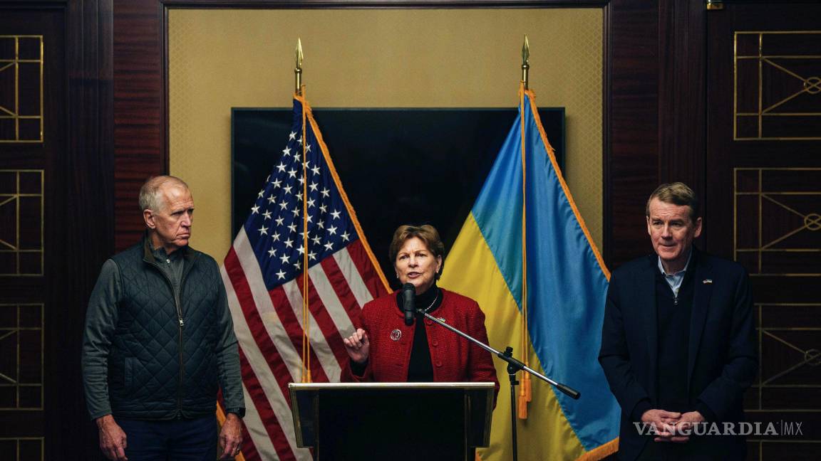 $!De izquierda a derecha, los senadores estadounidenses Thom Tillis, Jeanne Shaheen y Michael Bennett hablan durante una conferencia de prensa en Kiev.
