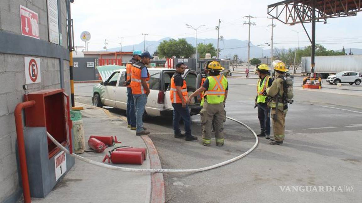 $!Personal de la gasera utilizó extintores para sofocar las llamas tras la explosión en una camioneta.