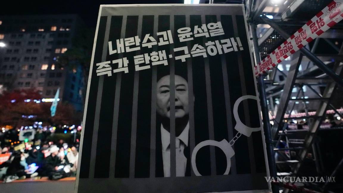 $!Una imagen que representa al presidente surcoreano encarcelado, Yoon Suk Yeol, en una manifestación para exigir su destitución en Seúl, Corea del Sur.