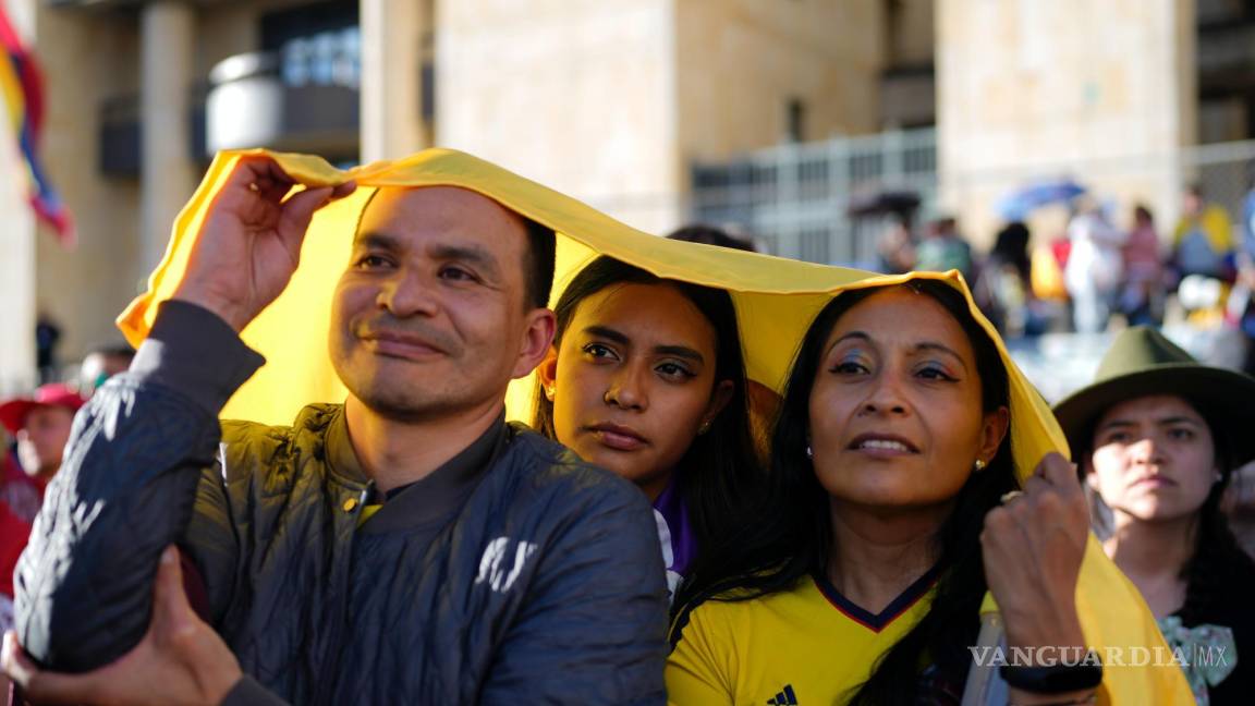 $!Los partidarios del presidente Gustavo Petro celebran después de su ceremonia de toma de posesión en la plaza de Bolívar en Bogotá, Colombia.