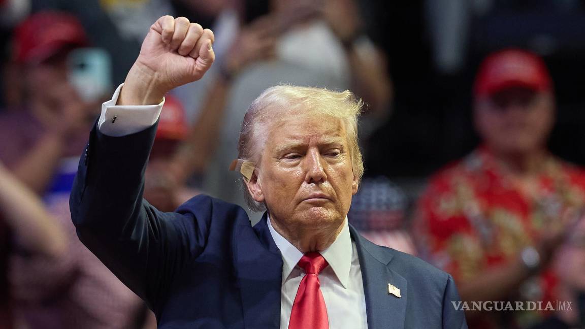 $!El candidato presidencial republicano Donald Trump levanta el puño después de hablar en un mitin en el Van Andel Arena de Grand Rapids, Michigan.