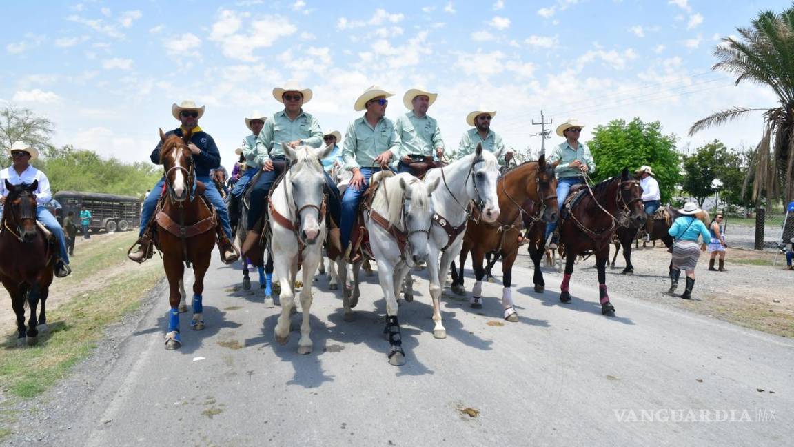 $!Autoridades y jinetes conviven en un ambiente de orgullo coahuilense.