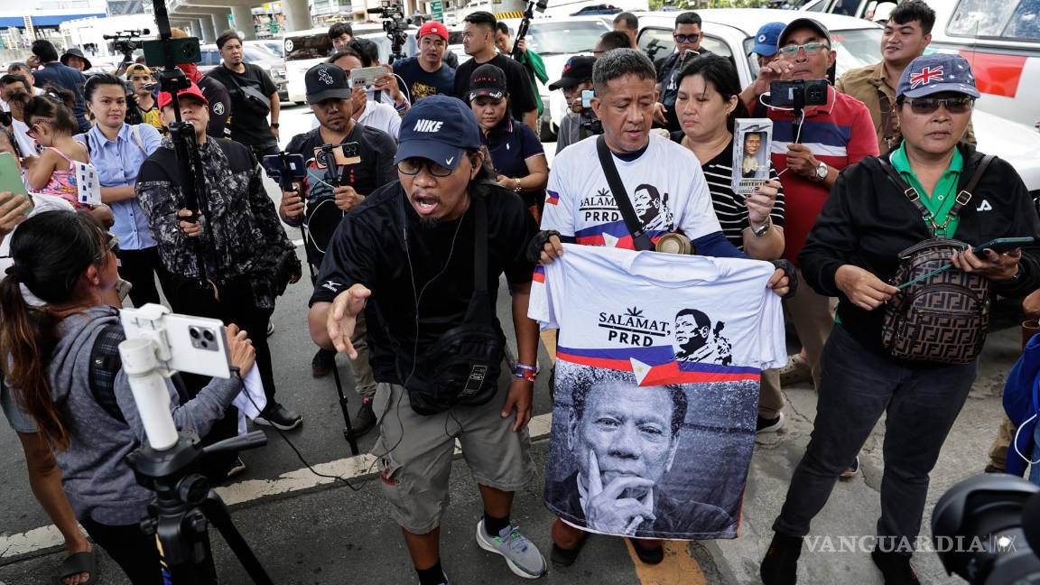 $!Partidarios del expresidente filipino Rodrigo Duterte se manifiestan frente al campamento de la Fuerza Aérea de la base aérea de Villamor.