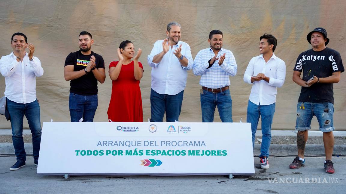 $!El alcalde Tomás Gutiérrez Merino supervisa los trabajos junto a los artistas participantes.