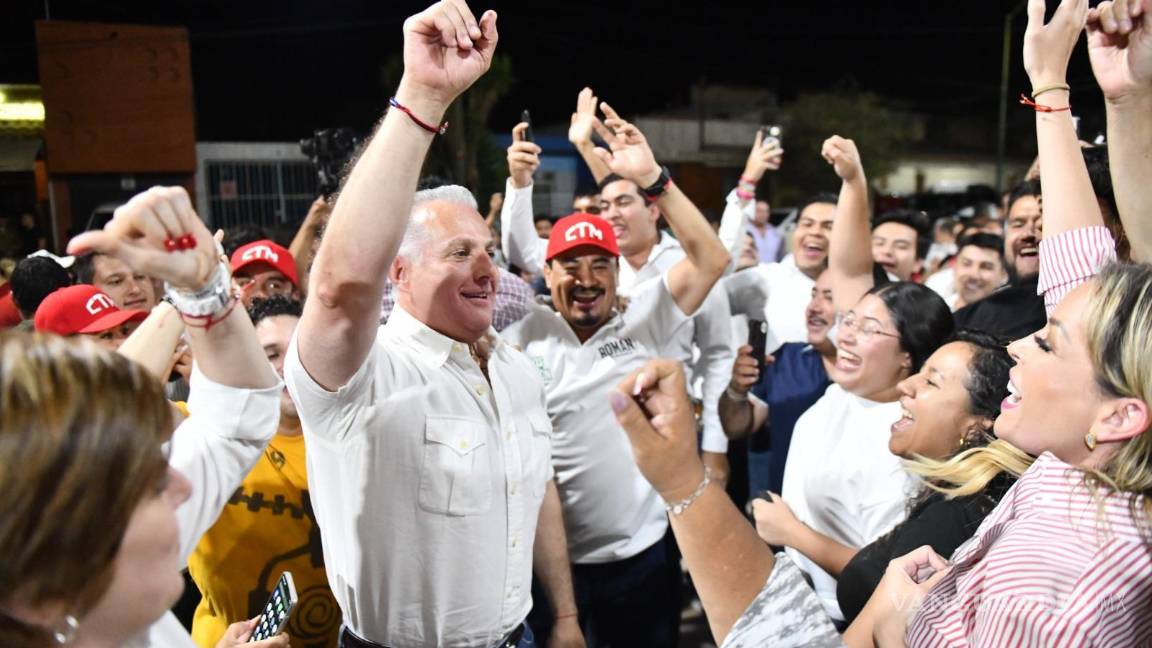 $!Con su gente, Román Cepeda celebra el triunfo que ve cercano.