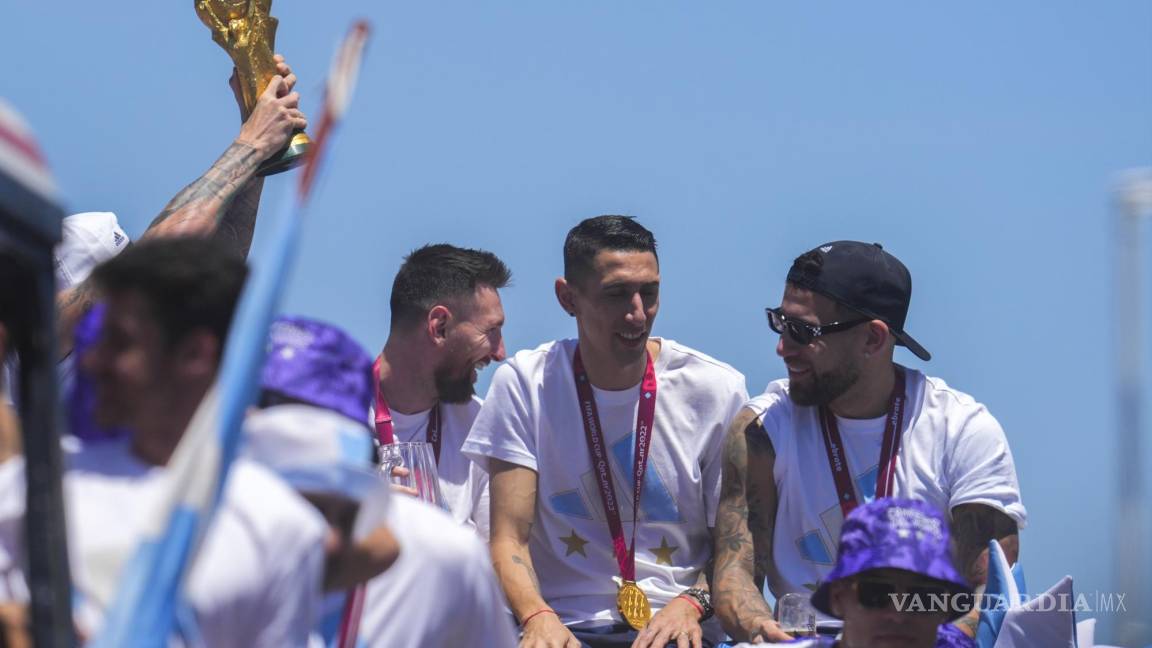 $!El capitán Lionel Messi (i) habla con Ángel di María (c) y Nicolás Otamendi durante la celebración de regreso de la selección de fútbol de Argentina.