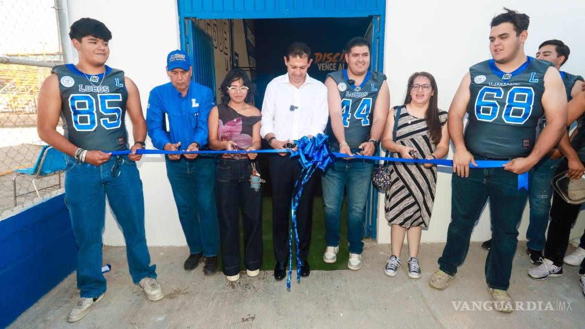 $!Autoridades de la UAdeC, encabezadas por el rector Octavio Pimentel Martínez, participaron en la apertura del nuevo gimnasio destinado al equipo Lobos de futbol americano.
