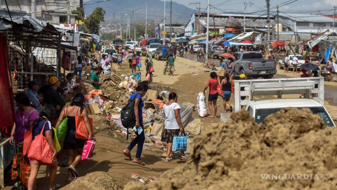 $!El famoso tianguis de ‘la Zapata’ quedó totalmente destruido con más de 600 locales afectados. Son ocho las familias que duermen al lado de la poca mercancía que pudieron recuperar para que no se las roben.