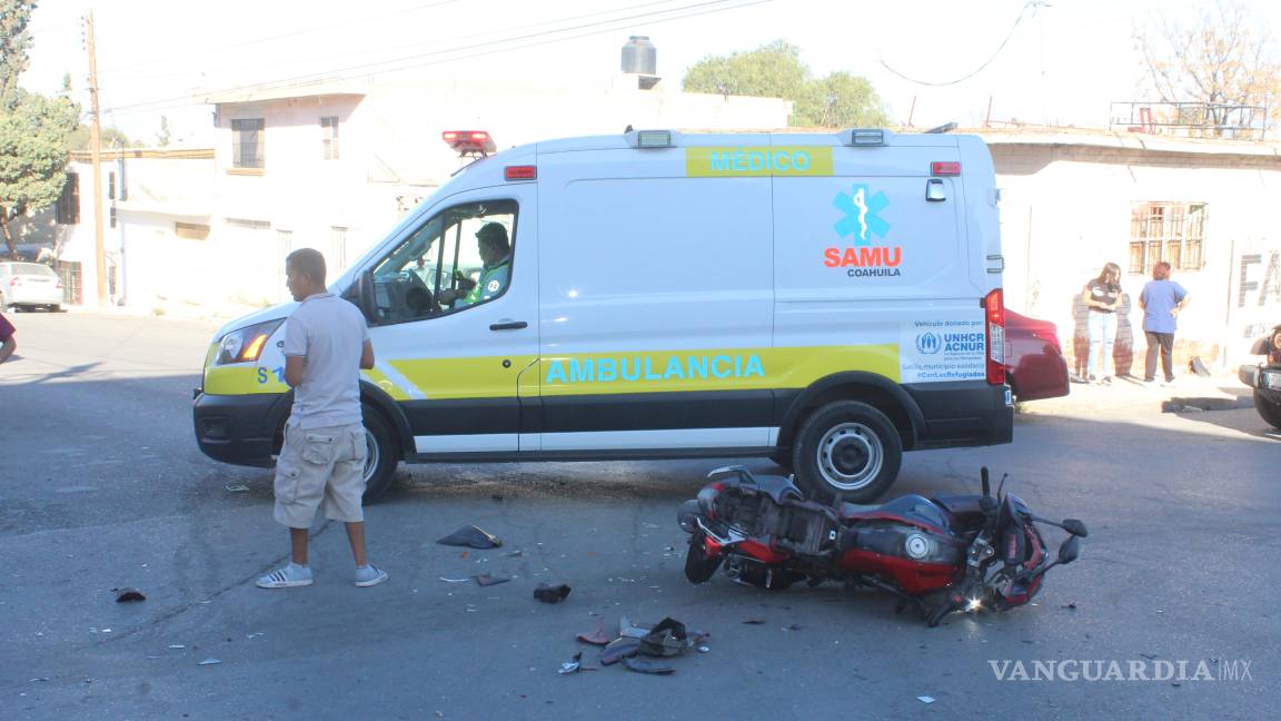 Conductor embiste a menores motociclistas y los manda al hospital, en Saltillo