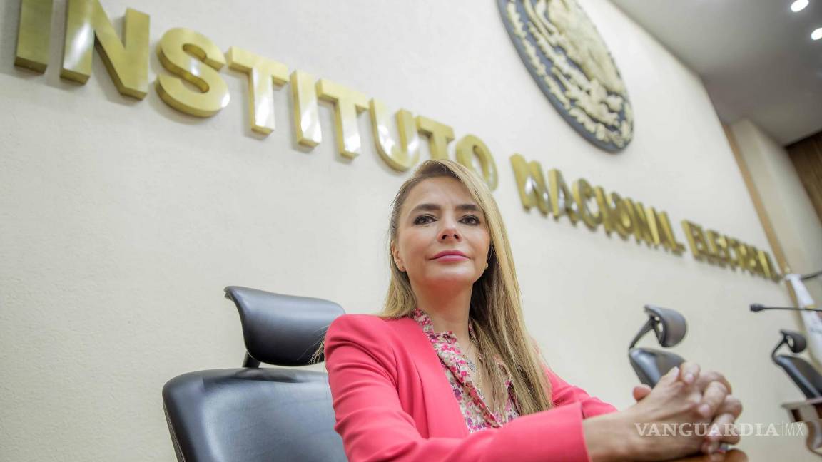 Se postula Carla Humphrey para la presidencia del INE; llega sin documentos