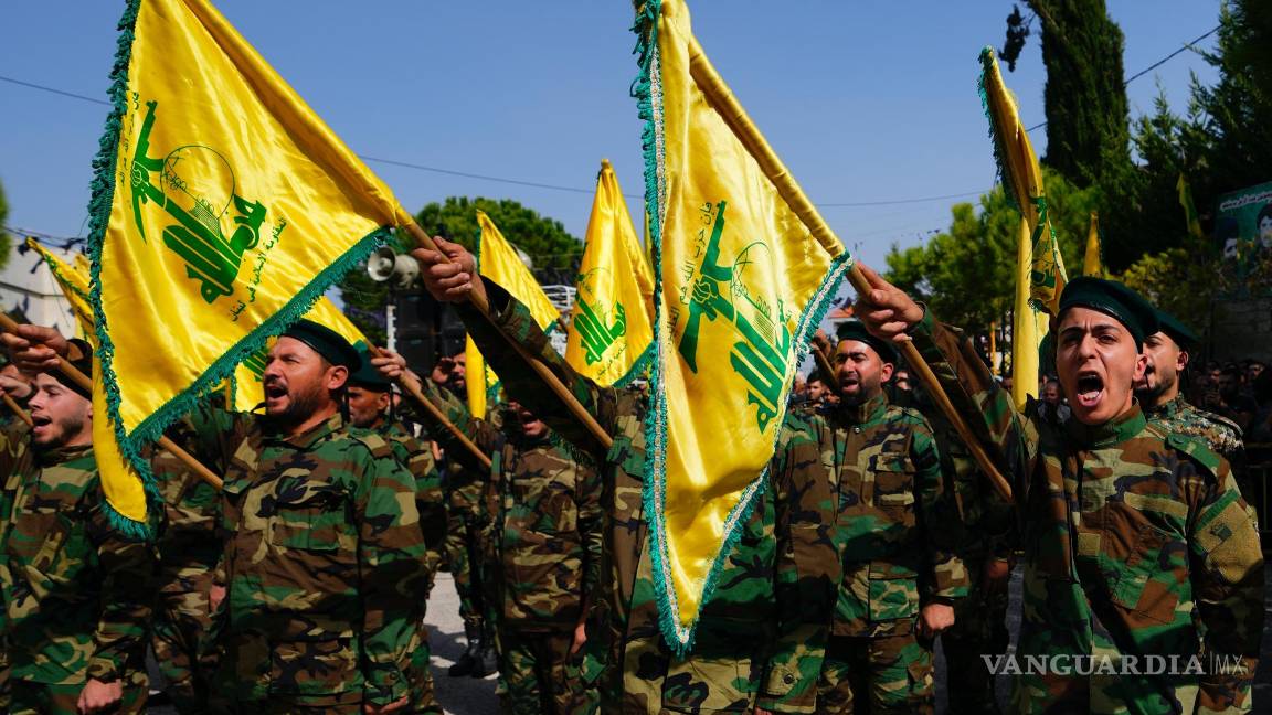$!Los combatientes de Hezbollah gritan consignas mientras asisten a la procesión fúnebre del combatiente, Bilal Nemr Rmeiti, asesinado por bombardeos israelíes.
