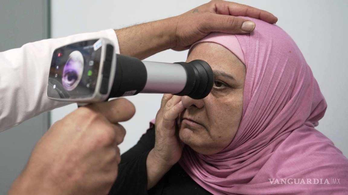 $!Una paciente palestina se somete a una revisión ocular en un centro médico gestionado por UNRWA en el campo de refugiados de Mar Elias, en Beirut, Líbano.