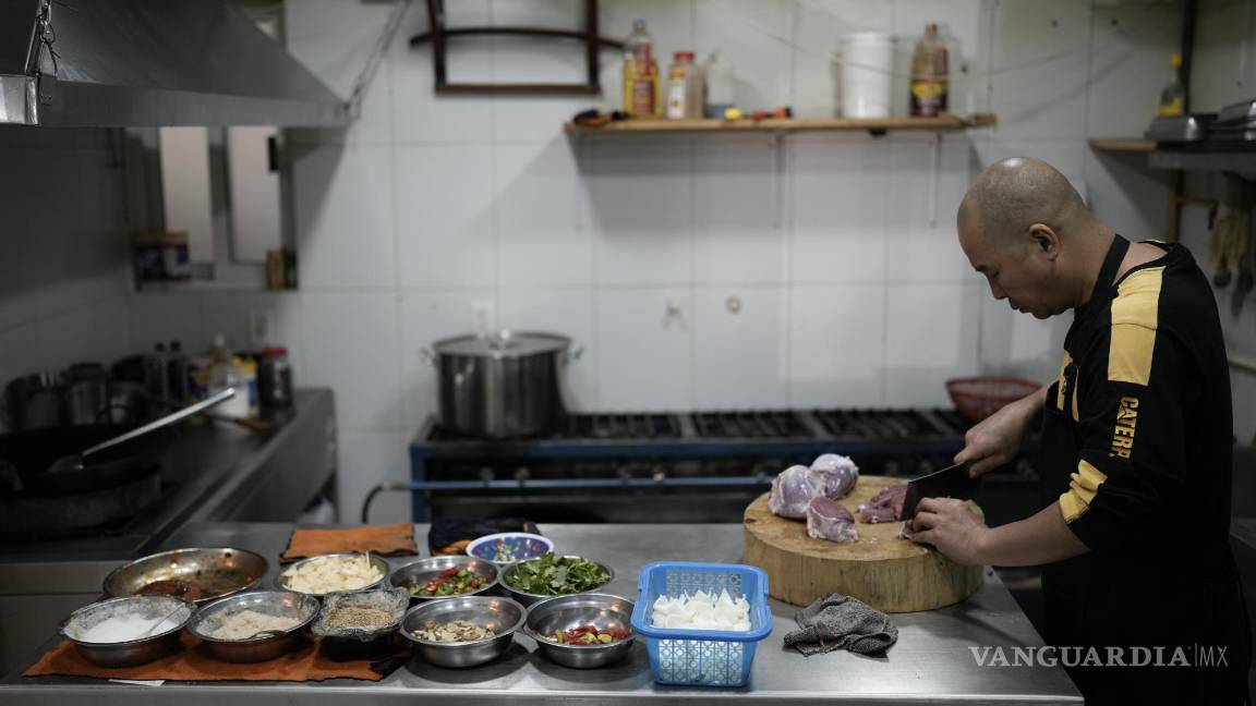 $!Li Ming prepara comida en el restaurante de comida china de su hijo “Nueve y media”, en la colonia Roma Sur de la Ciudad de México.